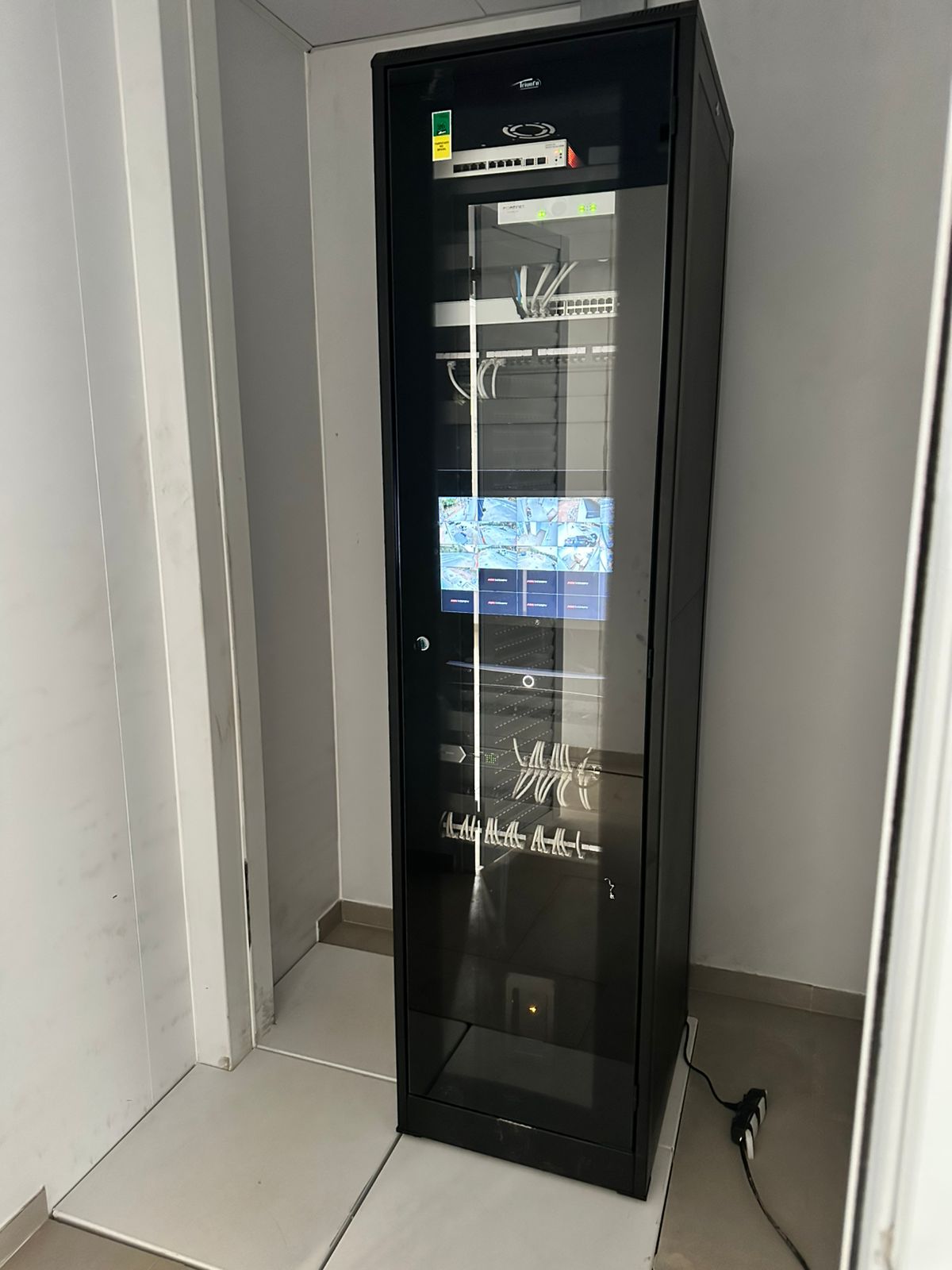 Rack de rede PS Conect instalado em sala técnica